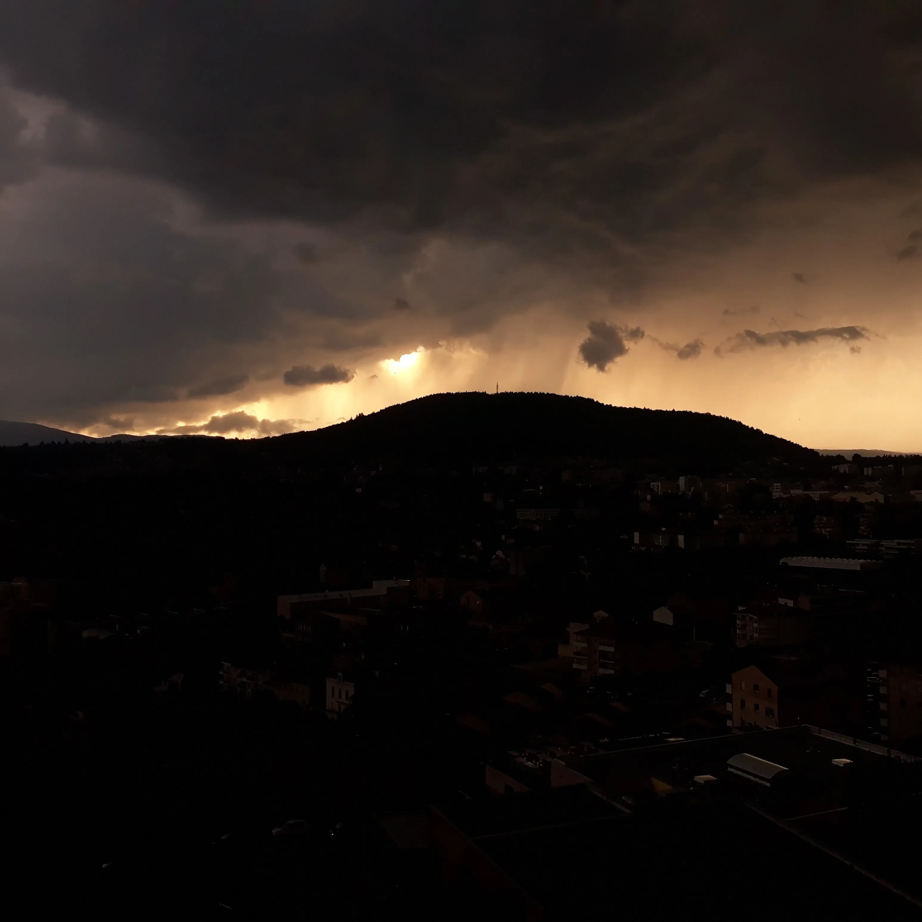 Photographie de Annonay par temps d'orage